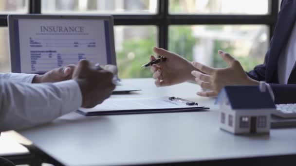 Агенты Недвижимости Предлагают Клиентам Договора Ипотечного Кредитования Страхование Клиентов Ключевые — стоковое видео