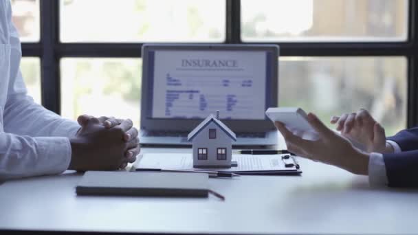 Immobilienmakler Bieten Ihren Kunden Hauskreditverträge Und Versicherungen Für Kunden Schlüsselanhänger — Stockvideo