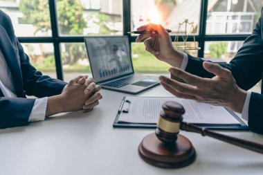 İş adamları ve avukatlar sözleşme belgelerini tartışıyor. Antlaşma Kanunu. İş sözleşmesi ve yasal belgeler ve yanında adalet terazisi ve çekiç bulunan ortak davalar hakkında bilgi edinin.