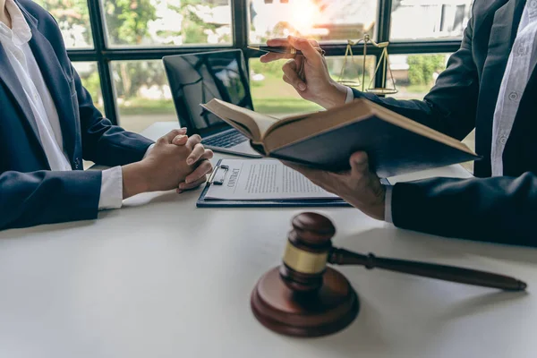 Empresários Advogados Discutem Documentos Contratuais Lei Tratado Contrato Negócios Documentos — Fotografia de Stock