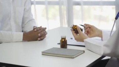 Kadın bir doktor orta yaşlı bir adamı kötü bir teşhis hakkında bilgilendirir ve onu teselli etmeye çalışır. Modern bir doktorun muayenehanesinde şefkat masasında erkek bir hastayla bir şey tartışıyoruz..