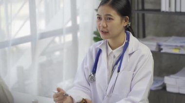 Kadın bir doktor orta yaşlı bir adamı kötü bir teşhis hakkında bilgilendirir ve onu teselli etmeye çalışır. Modern bir doktorun muayenehanesinde şefkat masasında erkek bir hastayla bir şey tartışıyoruz..