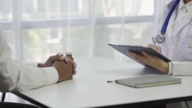 Kadın bir doktor orta yaşlı bir adamı kötü bir teşhis hakkında bilgilendirir ve onu teselli etmeye çalışır. Modern bir doktorun muayenehanesinde şefkat masasında erkek bir hastayla bir şey tartışıyoruz..