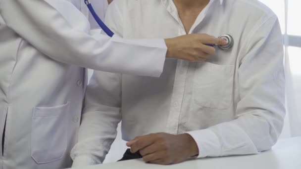 Pacientku Vyšetřuje Doktorka Stetoskopem Nemocnici Kardiolog Kontroluje Tep Mužského Srdce — Stock video