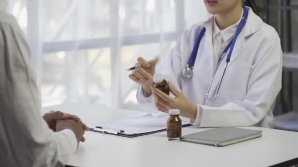 Kvinnlig Läkare Informerar Medelålders Man Dålig Diagnos Och Försöker Trösta — Stockvideo