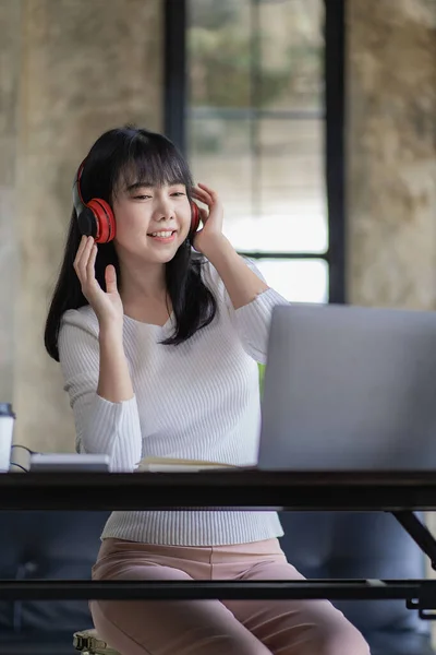 Belle Joyeuse Femme Asiatique Portant Des Écouteurs Lors Vidéoconférences Cours — Photo