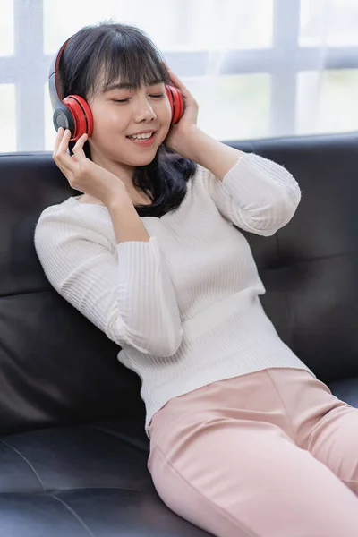 Une Belle Femme Asiatique Porte Casque Écoute Musique Utilise Son — Photo