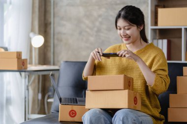 KOBİ Girişim Fikirleri, Genç Girişimciler evde üç akıllı telefon ve dizüstü bilgisayarla küçük işletme sahibi. Paketleme ve teslim durumu