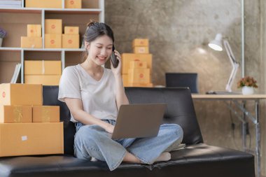 KOBİ Girişim Fikirleri, Genç Girişimciler evde üç akıllı telefon ve dizüstü bilgisayarla küçük işletme sahibi. Paketleme ve teslim durumu