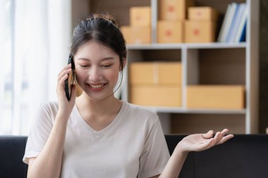 KOBİ Girişim Fikirleri, Genç Girişimciler evde üç akıllı telefon ve dizüstü bilgisayarla küçük işletme sahibi. Paketleme ve teslim durumu