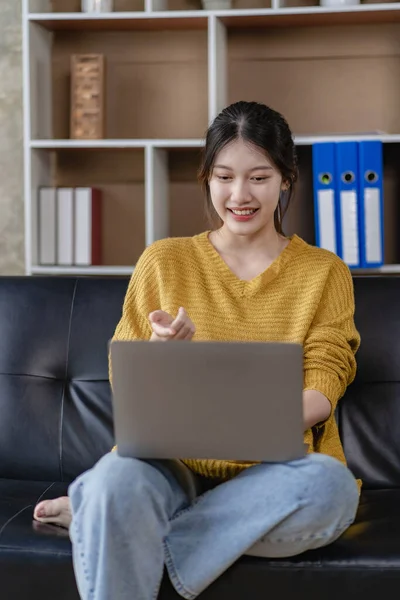 Mulher Asiática Sorrindo Trabalhando Casa Laptop Line Para Internet Sofá — Fotografia de Stock