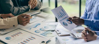 Grafiklerde ve grafiklerde gösterilen raporların tartışılması. Mali istatistikleri analiz edin. İş adamlarının beyin fırtınası raporlarına katılın. Ciddi mali raporları inceleyin.