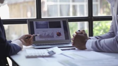 İstatistiksel verileri ve beyin fırtınası raporlarını elinde tutan bir grup iş adamı ve kadın. Büyük bir şirketin müdürüyle mali analiz. 4k video