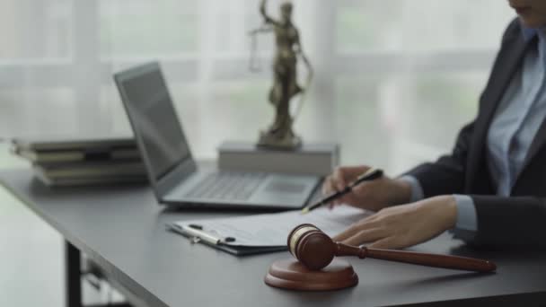 ハンマー ラップトップ スケール 正義の女神 女性弁護士の閉鎖 または裁判所でメモを取る裁判官の手 テーブルの上で働く弁護士業務 — ストック動画