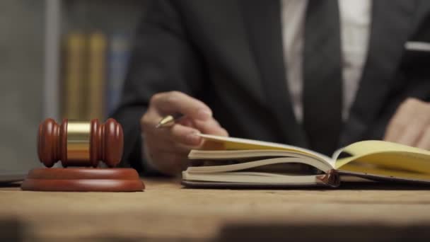 Fiatal Férfi Ügyvéd Dolgozik Irodában Üzletember Vagy Ügyvéd Megvitatása Laptop — Stock videók