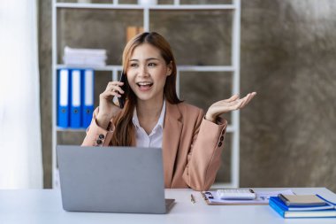 Ofis masasında dizüstü bilgisayarla çalışan Asyalı güzel bir iş kadını. Finansal belgeleri yazan bir girişimci kadın. İşteki e-postayı kontrol et Finansal muhasebe kavramı.