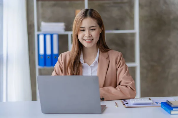 Mulher Negócios Asiática Bonita Trabalhando Com Computador Portátil Mesa Escritório — Fotografia de Stock