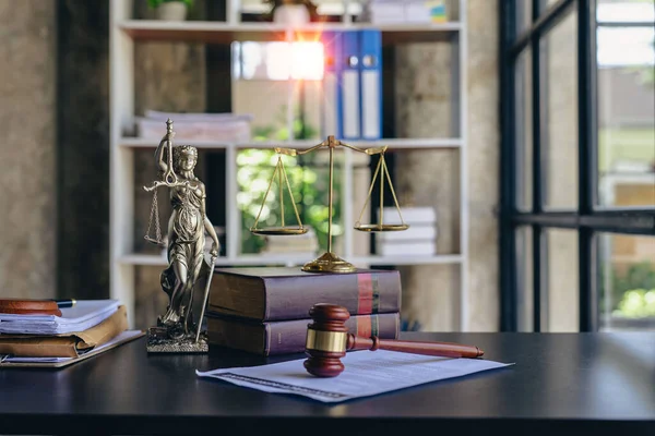 Hammer Scales Justice Scales Justice Justitia Lady Judge Black Wooden — Stock Photo, Image