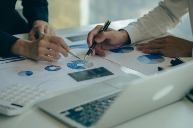 Muhasebe, Asya İş Danışmanlarının konferans odasındaki mali raporları analiz etmek ve tartışmak için bir araya geldiğini düşünüyor. Yatırım Danışmanı