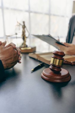 Hukuk konuları. Yargıcın çekici. Kanıtlara ve belgelerin değerlendirilmesine dayanan kanun uygulama memurları iş adamlarına dikey imaj sağlamada işbirliği yaparlar.