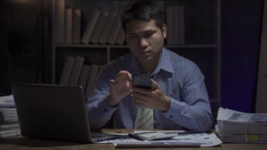 İş adamları gece geç saatlere kadar masa üstü bilgisayarıyla çalışıp mesai yaparlar. İş adamları fazla mesai yapıyor. Maaş adamı kavramı.