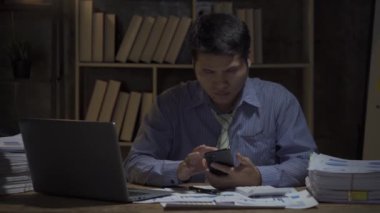 İş adamları gece geç saatlere kadar masa üstü bilgisayarıyla çalışıp mesai yaparlar. İş adamları fazla mesai yapıyor. Maaş adamı kavramı.