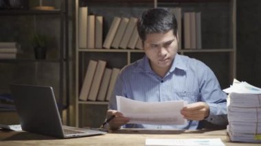 İş adamları gece geç saatlere kadar masa üstü bilgisayarıyla çalışıp mesai yaparlar. İş adamları fazla mesai yapıyor. Maaş adamı kavramı.