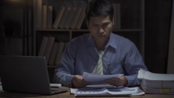 Adamları Gece Geç Saatlere Kadar Masa Üstü Bilgisayarıyla Çalışıp Mesai — Stok video
