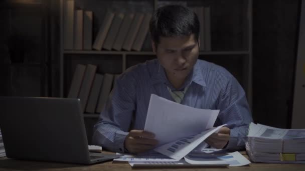 Şadamı Bir Masaüstü Bilgisayarıyla Fazla Mesai Yaptığını Ofiste Geç Saatlere — Stok video