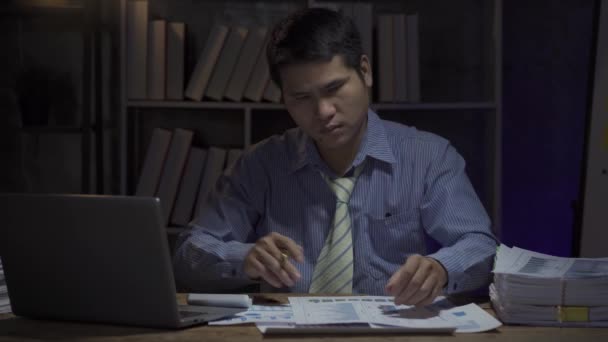 ビジネス関係者は残業オフィスで夜更かしするためにデスクトップコンピュータと一生懸命働くビジネスマン 仕事は残業 給料男の概念 — ストック動画