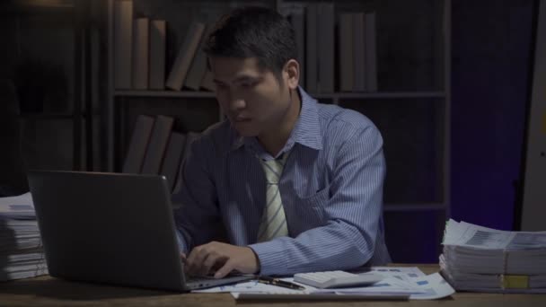 Деловые Люди Работают Сверхурочно Бизнесмен Тяжело Работать Настольным Компьютером Поздней — стоковое видео