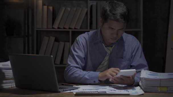 ビジネス関係者は残業オフィスで夜更かしするためにデスクトップコンピュータと一生懸命働くビジネスマン 仕事は残業 給料男の概念 — ストック動画