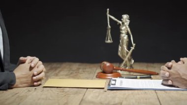 Avukatın mahkeme salonunda para aldığı, iş adamlarının avukatların rüşvet davalarını kazanmasına yardım etmek için el sıkıştığı ve avukatlara rüşvet verdiği yakın plan.