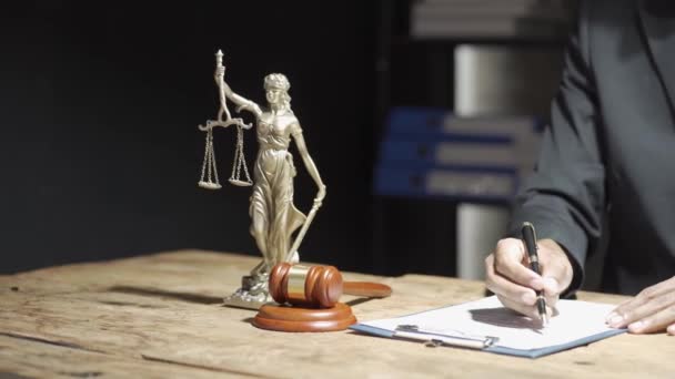 真鍮スケールとオフィスのテーブルの上にハンマーと契約書を扱う弁護士 法律サービス アドバイス 正義と法的概念 弁護士サービスコンセプト — ストック動画
