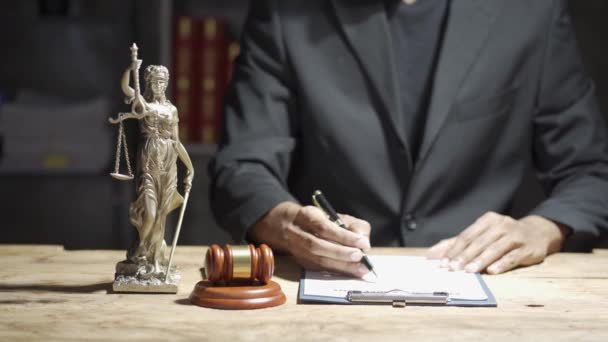 真鍮スケールとオフィスのテーブルの上にハンマーと契約書を扱う弁護士 法律サービス アドバイス 正義と法的概念 弁護士サービスコンセプト — ストック動画