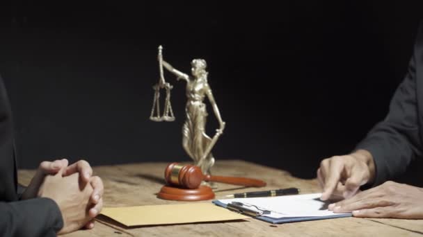 Közelkép Ügyvédi Kézről Aki Pénzt Kap Tárgyalóteremben Üzletemberek Kezet Ráznak — Stock videók