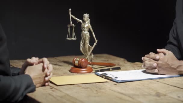 Κοντινό Πλάνο Του Δικηγόρου Χέρι Λήψη Χρημάτων Στο Δικαστήριο Επιχειρηματίες — Αρχείο Βίντεο