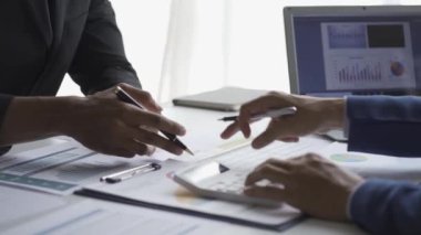 İş toplantısı: yatırım projelerini analiz edin ve hissedarlar için istatistik raporlarını sunun. Grafikler. Masada bir sürü istatistik, finansal muhasebe konsepti. 4k video.