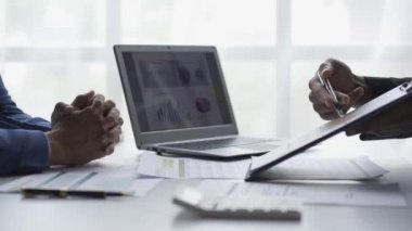 İş toplantısı: yatırım projelerini analiz edin ve hissedarlar için istatistik raporlarını sunun. Grafikler. Masada bir sürü istatistik, finansal muhasebe konsepti. 4k video.
