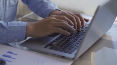 Dizini dizin, mali raporlar ve iş çizelgeleriyle kontrol eden yönetici kağıt tabanlı grafik analiz belgeleri üzerinde çalışıyor..