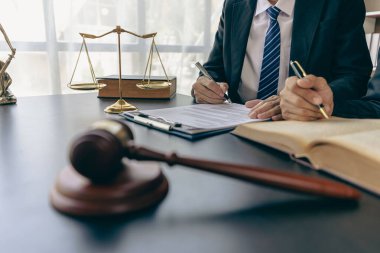 Hukuki danışmanlık bürosu Çekiçle avukat, Adalet sembolü Avukat iş adamı avukat danışmanlık konsepti için iş yerinde çalışıyor veya hukuk kitabı okuyor