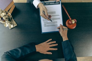 Hukuki danışmanlık bürosu Çekiçle avukat, Adalet sembolü Avukat iş adamı avukat danışmanlık konsepti için iş yerinde çalışıyor veya hukuk kitabı okuyor