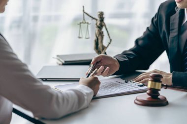 Hukuki danışmanlık bürosu Çekiçle avukat, Adalet sembolü Avukat iş adamı avukat danışmanlık konsepti için iş yerinde çalışıyor veya hukuk kitabı okuyor