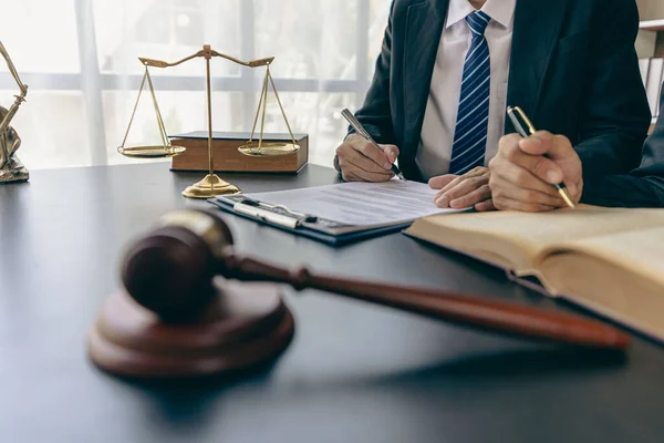 Juridisch Adviesbureau Advocaat Met Hamer Symbool Van Justitie Advocaat Zakenman — Stockfoto