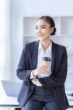 Ekonomik konsept Asyalı kadın muhasebeci veya banka hesapları hesaplayan bankacı. İşteki genç Asyalı iş kadını. Belgeler, vergiler, analiz raporları, tasarruf ve finans.