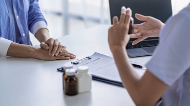 İlaç konsepti sağlık hizmetleri ve klinikteki hastalarla konuşan insanlar.