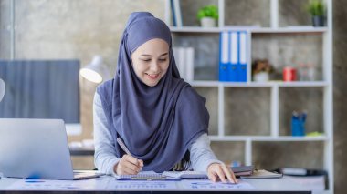 Yönetim kavramı, kadın liderlerin örgütsel büyümesini sağlıyor. Başörtüsü takan Asyalı Müslüman bir kadın yeni açılan bir şirketin ofisinde oturuyor. Genç kadınlar tarafından yönetilen ve yönetilen.