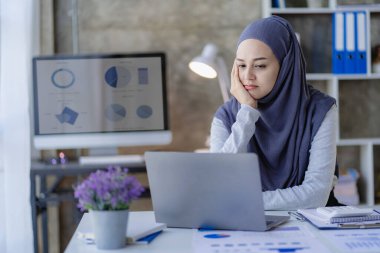 Yönetim kavramı, kadın liderlerin örgütsel büyümesini sağlıyor. Başörtüsü takan Asyalı Müslüman bir kadın yeni açılan bir şirketin ofisinde oturuyor. Genç kadınlar tarafından yönetilen ve yönetilen.