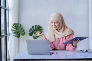 Yönetim kavramı, kadın liderlerin örgütsel büyümesini sağlıyor. Başörtüsü takan Asyalı Müslüman bir kadın yeni açılan bir şirketin ofisinde oturuyor. Genç kadınlar tarafından yönetilen ve yönetilen.