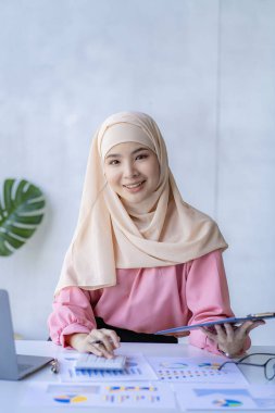 Yönetim kavramı, kadın liderlerin örgütsel büyümesini sağlıyor. Başörtüsü takan Asyalı Müslüman bir kadın yeni açılan bir şirketin ofisinde oturuyor. Genç kadınlar tarafından yönetilen ve yönetilen.